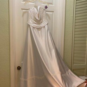 NEVER USED! Wedding dress